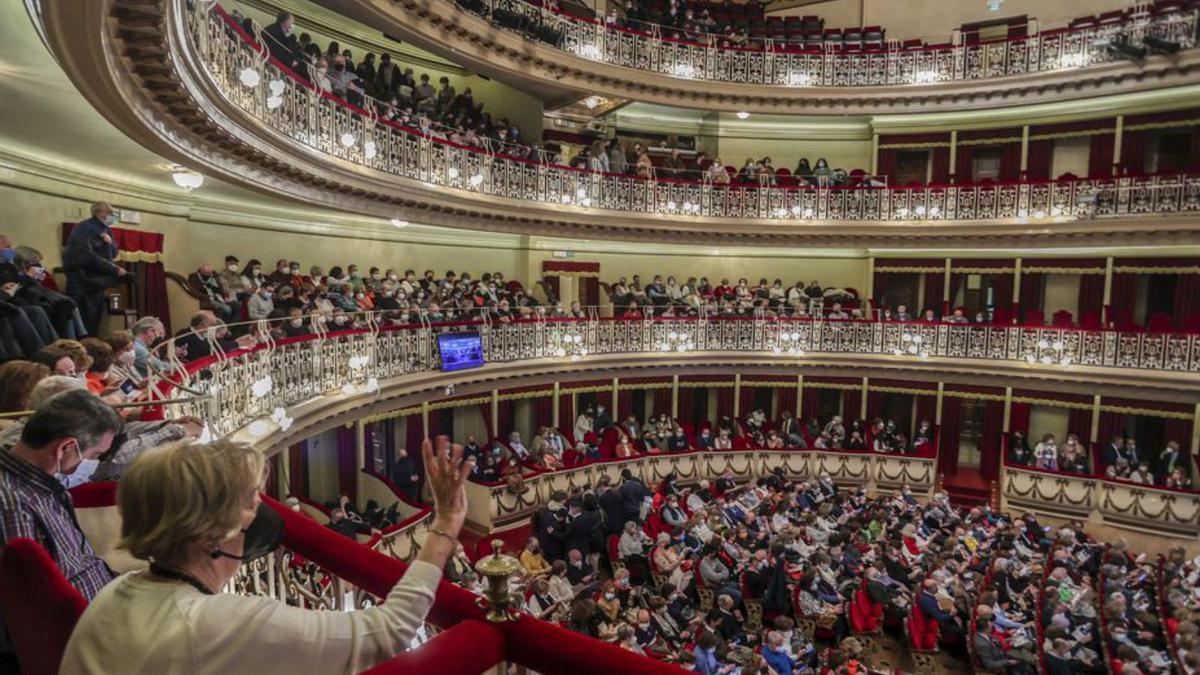 El público que llenó anoche el Campoamor para el estreno. | Irma Collín