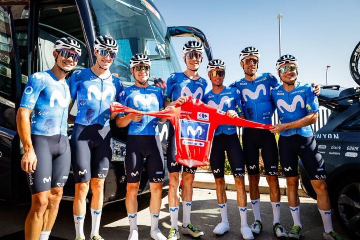 Enric Mas, tercero por la derecha, posa con los compañeros del Movistar, en la jornada de descanso de la Vuelta.