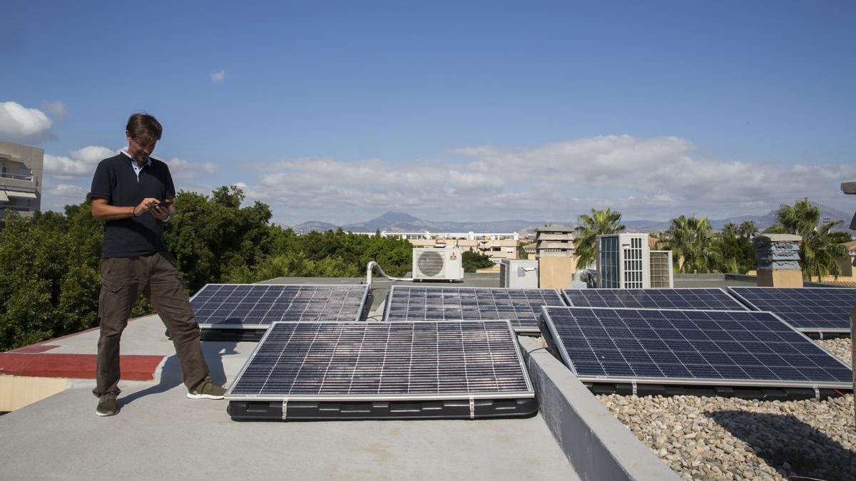 Placas solares instaladas en la cubierta de una vivienda, en Alicante