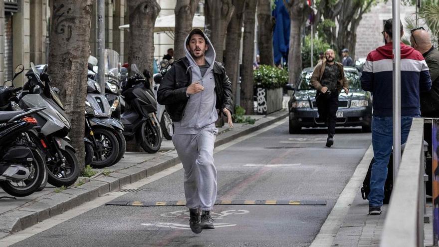 Crítica de 'Ravalejar' (HBO Max): una serie rica y vibrante sobre una Barcelona en plena pérdida de identidad