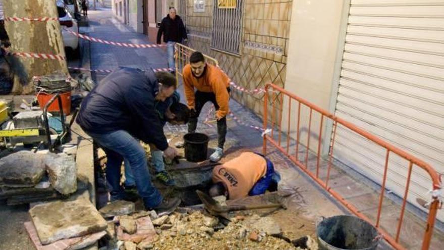 Los operarios, anoche reparando una de las fuga detectada en la Baixada del Carme.