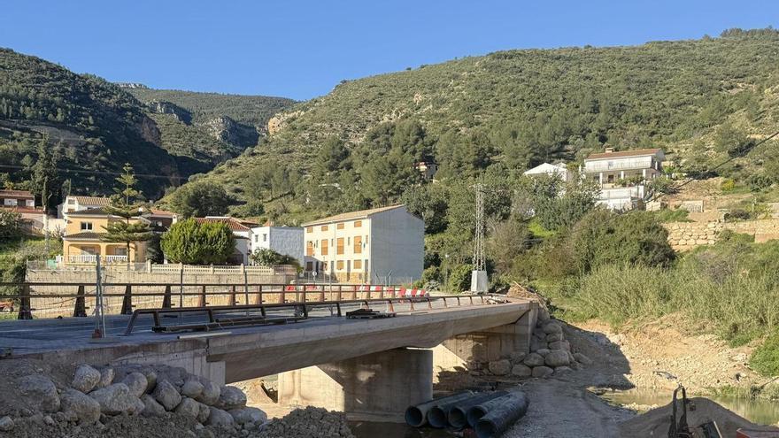 cupera dos pasarelas sobre el río para esta Semana Santa