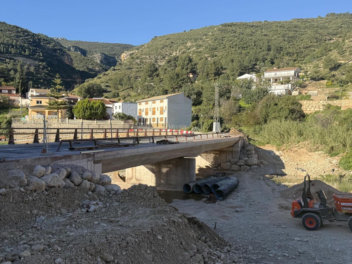 El nuevo Puente de Tejería que finalizará en breve sus obras tras superar la prueba de carga.