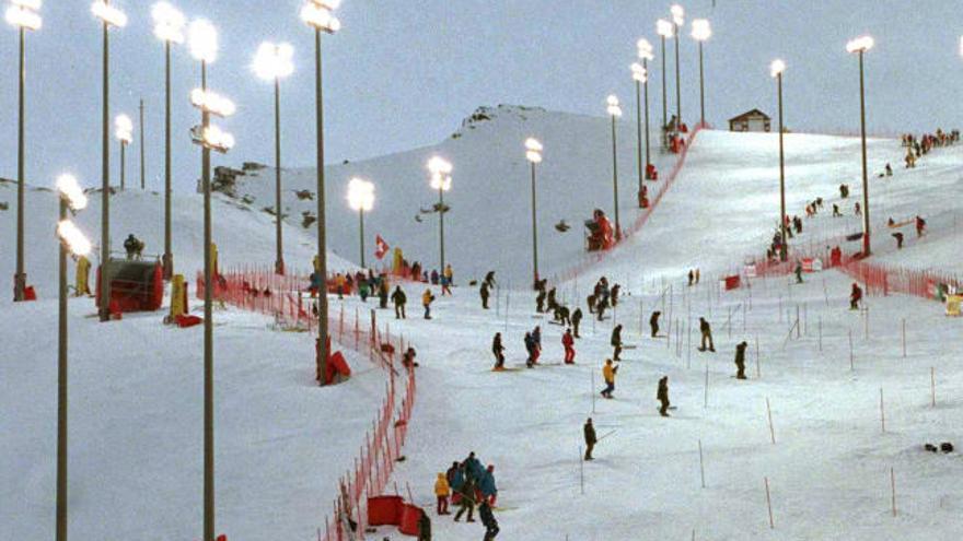 Imagen de archivo de una pista de esquí de la estación de deportes de Sierra Nevada (Granada) iluminada artificialmente y que supone un caso de contaminación limínica.