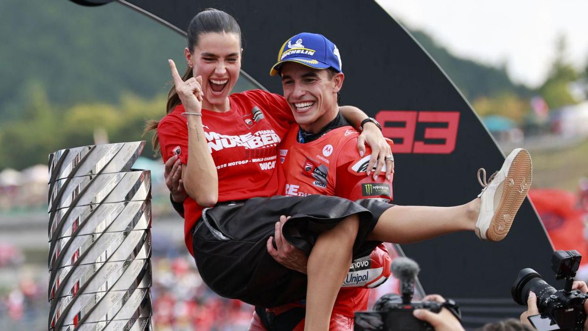 Marc Márquez celebra el seu èxit amb la seva parella Gemma Pinto, ahir.  | FRANCK ROBICHON / EFE