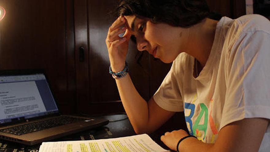 Marina Rengel se prepara la Selectividad estudiando en casa.