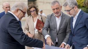 El alcalde de Barcelona, Jaume Collboni, junto al ministro de Hacienda, Arcadi España