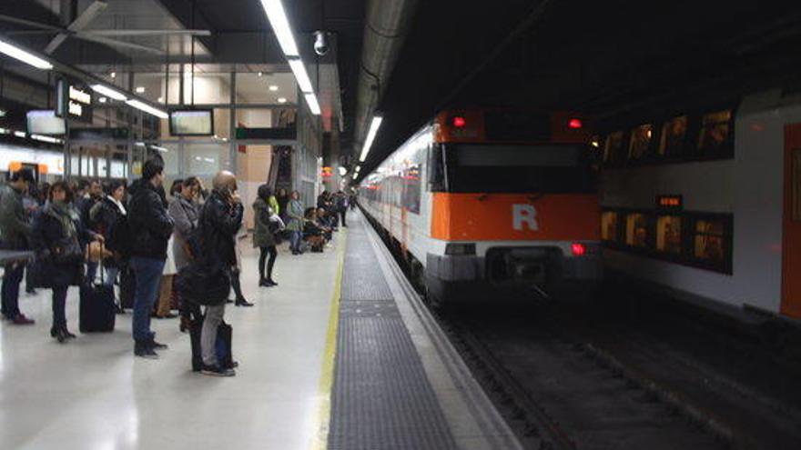 Usuaris esperant el tren a l&#039;estació de Sants de Barcelona.