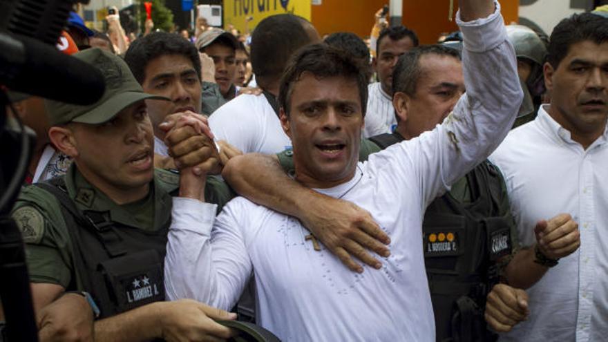 Leopoldo López sale de la cárcel