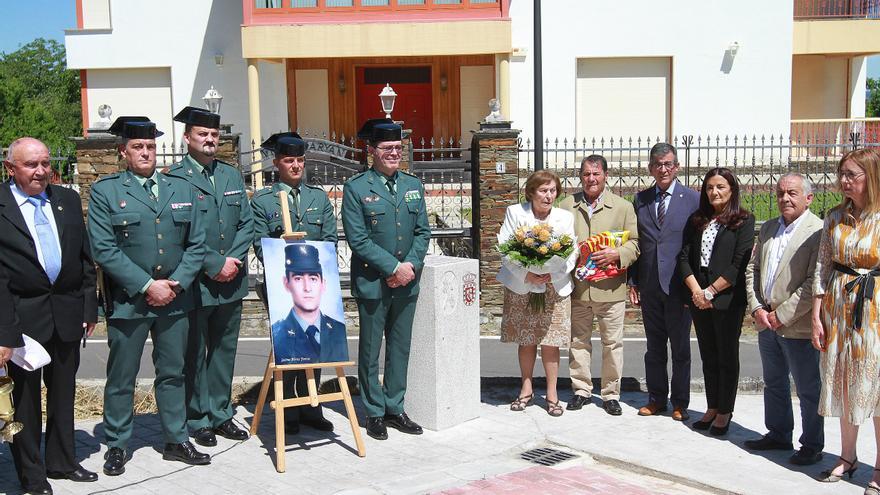 Un monolito en memoria del guardia civil Jaime Pérez, fallecido en misión humanitaria en 1999