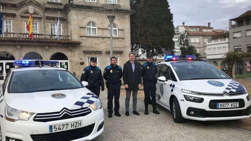 La presentación de los nuevos coches patrulla de O Grove, ayer. // FdV