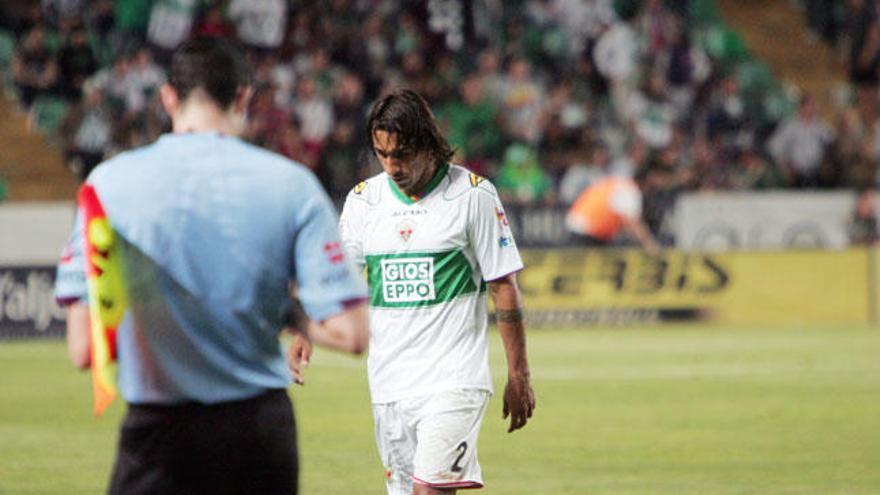 El jugador del Elche Damián Suárez abandona el campo tras la expulsión