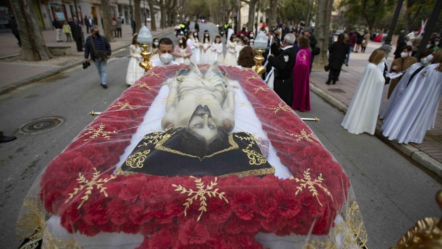 La procesión de &quot;la Camilla&quot; de Xàtiva estrena paso rodado