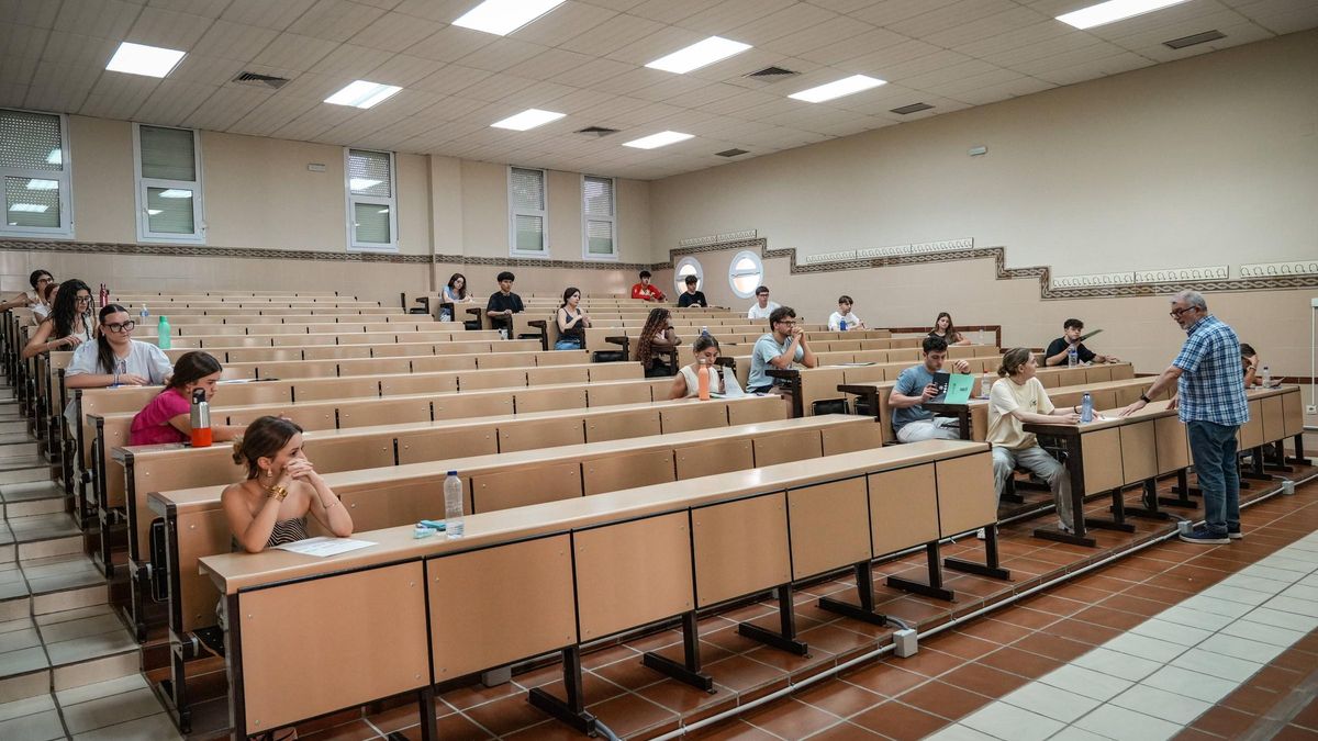 Estudiantes durante la última convocatoria de la PAU, en Badajoz.