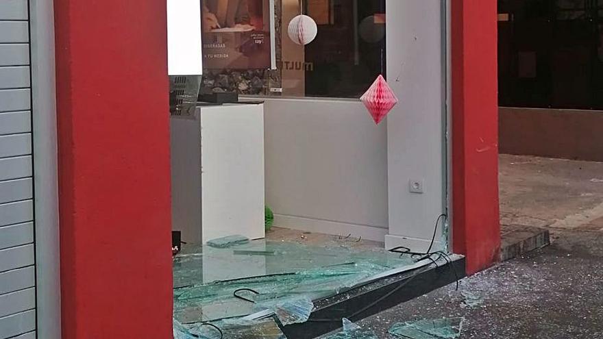 Estado en el que quedó el escaparate de la tienda. | | ALERTASCANARIAS.COM