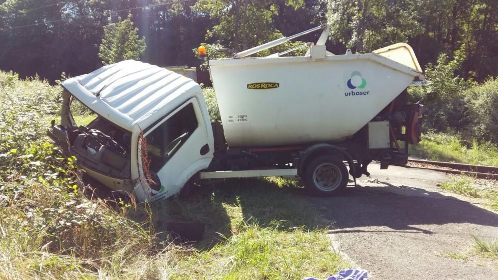 Un tren arrolla a un camión en un paso a nivel en Piloña