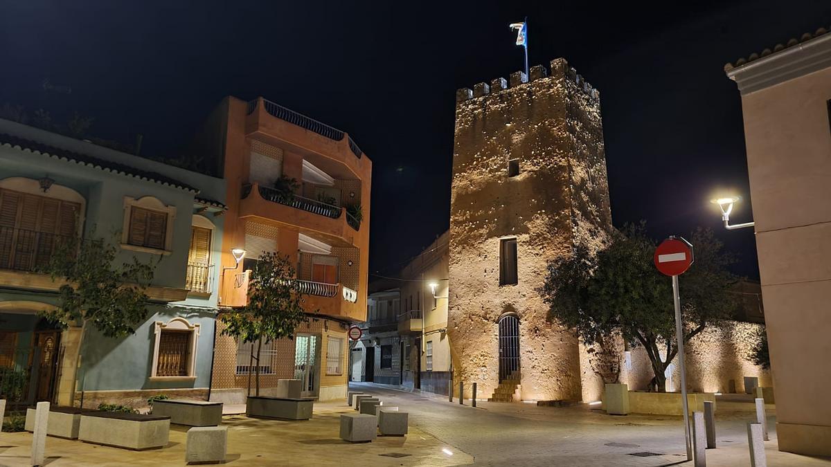 El entorno de la Torre Árabe del siglo XI de Albal, en una imagen nocturna.