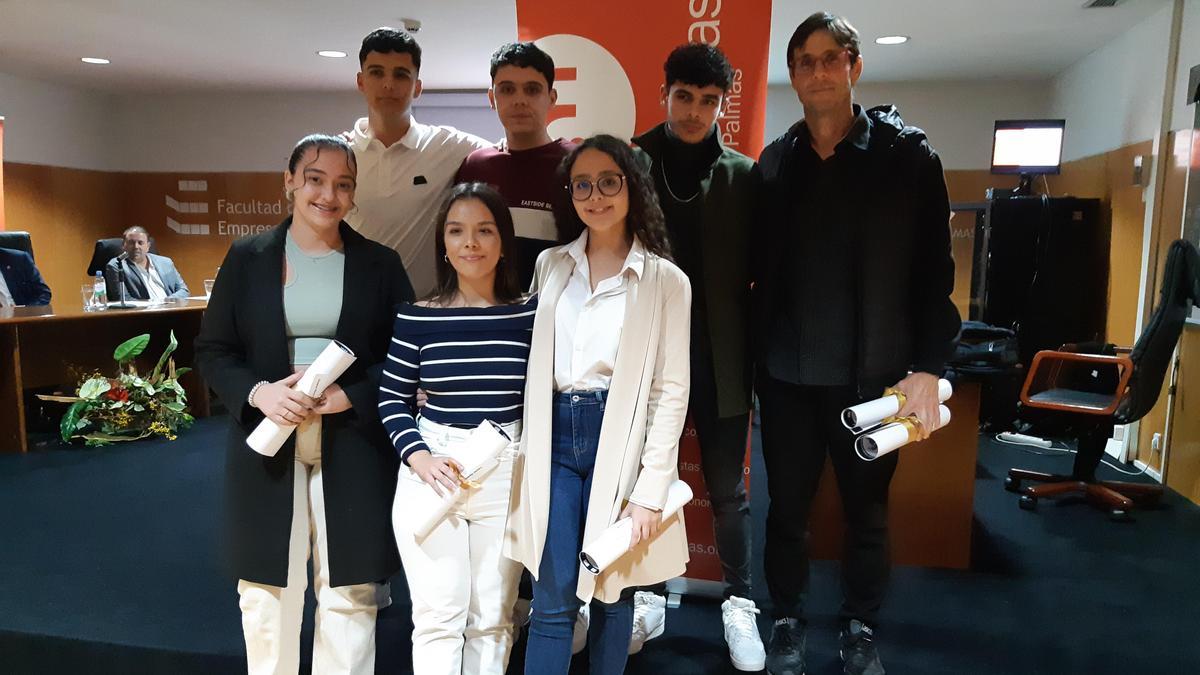 Grupo de alumnos del IES La Minilla reconocidos en el certamen sobre Educación Financiera.