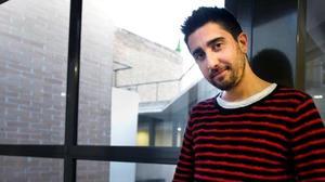 El cantautor basc interpreta en directe per a EL PERIÓDICO ’Ella vive en mí’.