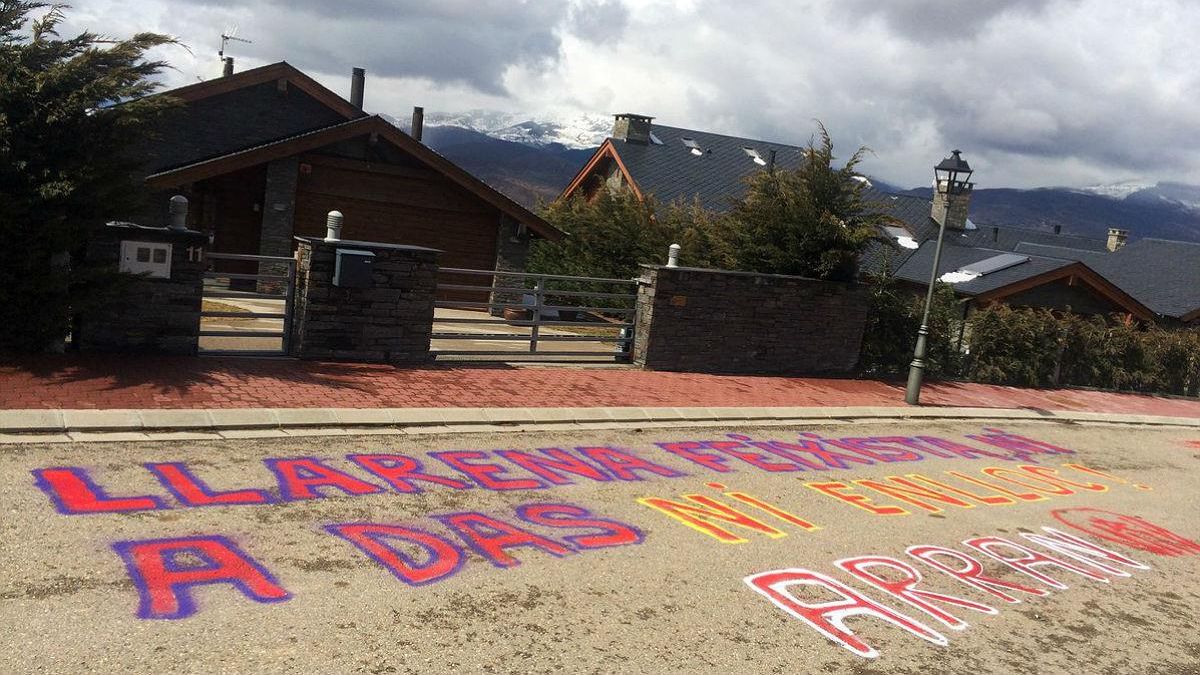 Pintada de Arran ante la casa del juez Llarena en Das (Cerdanya).