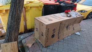 Suciedad y basura acumulada en las calles de Carabanchel (Madrid).