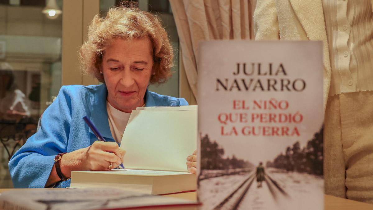 Julia Navarro firmando ejemplares de su última novela 'El niño que perdió la guerra'