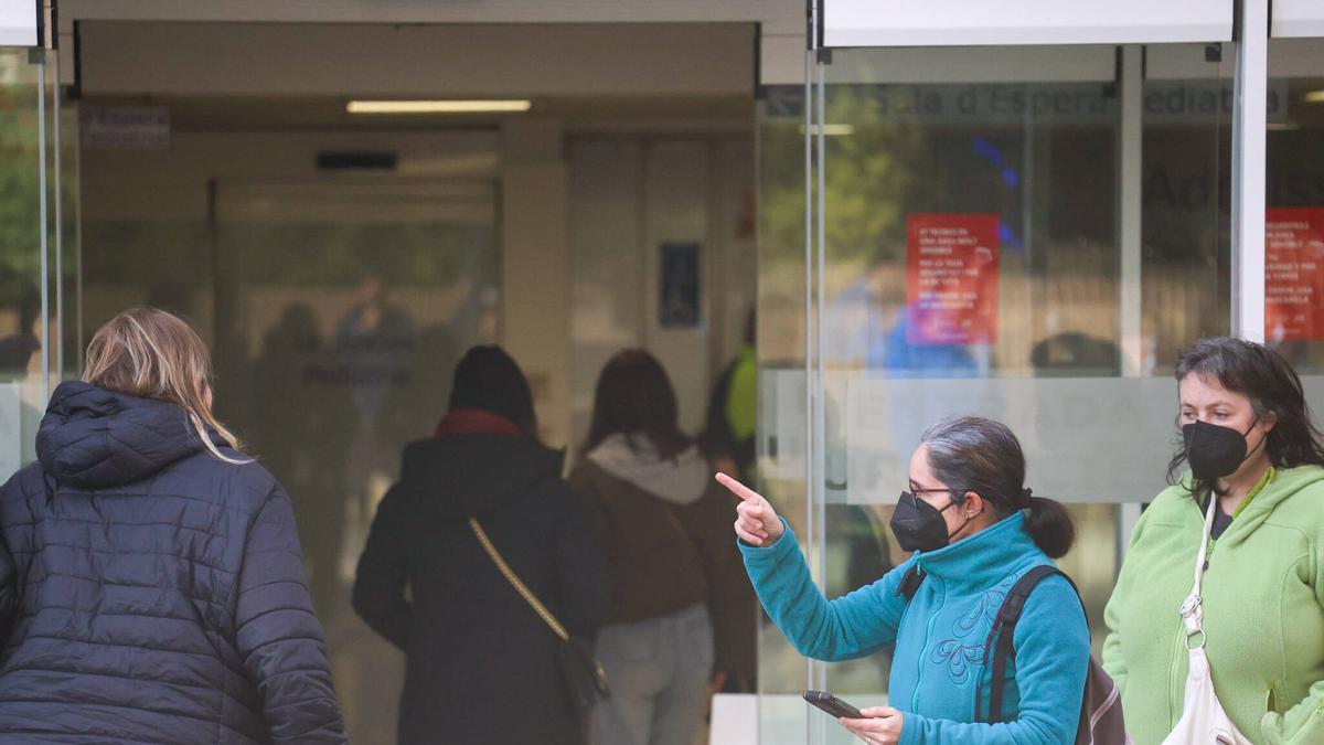 La puerta del Hospital Clínico de València, mujeres con mascarilla