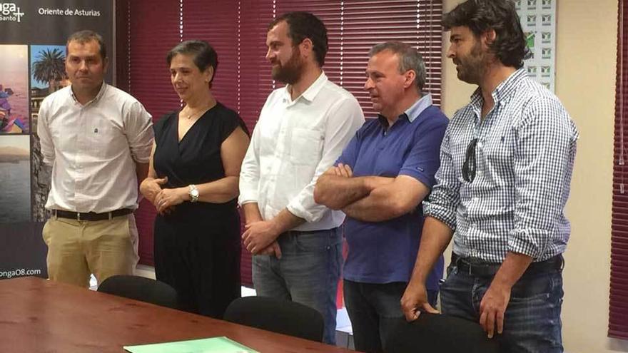 Por la izquierda, González, Domínguez de Posada, Allende, Longo y Riestra, ayer, en la sede de la mancomunidad.