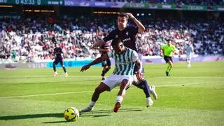 El Córdoba CF vuelve a chocar contra sus propios límites y se despide de El Arcángel sin tumbar al Eibar