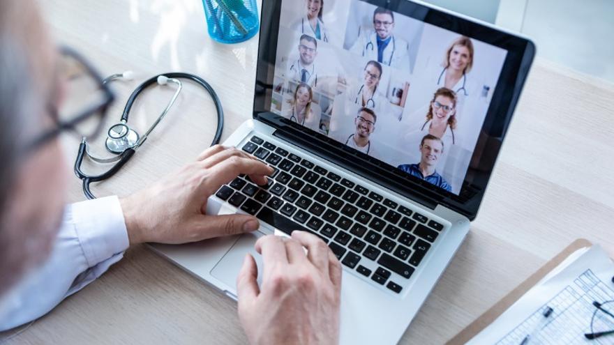 medico en videoconferencia