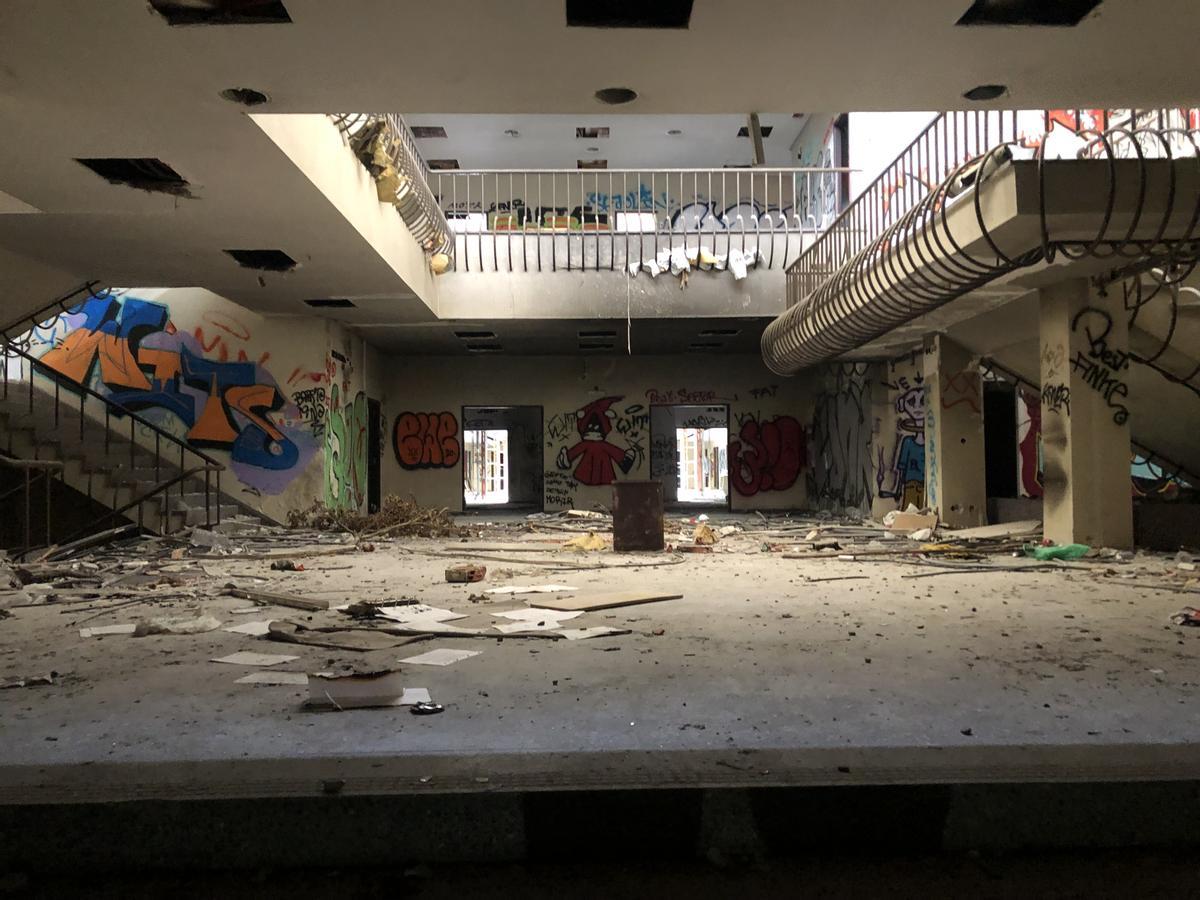 L'interior de l'edifici abandonat propietat de Treball a Palau.