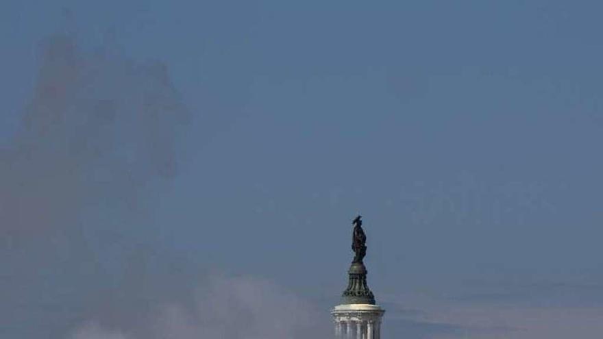 Humo contaminante de una fábrica situada junto al Capitolio. // Efe