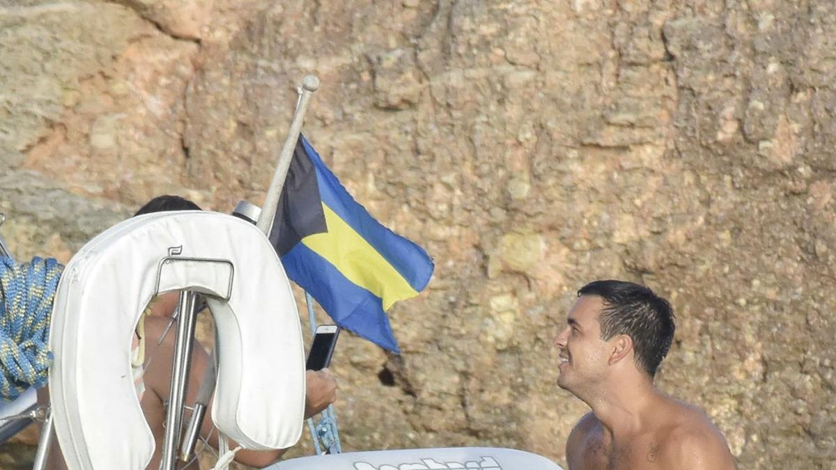 Mario Casas en un barco en Ibiza en 2017
