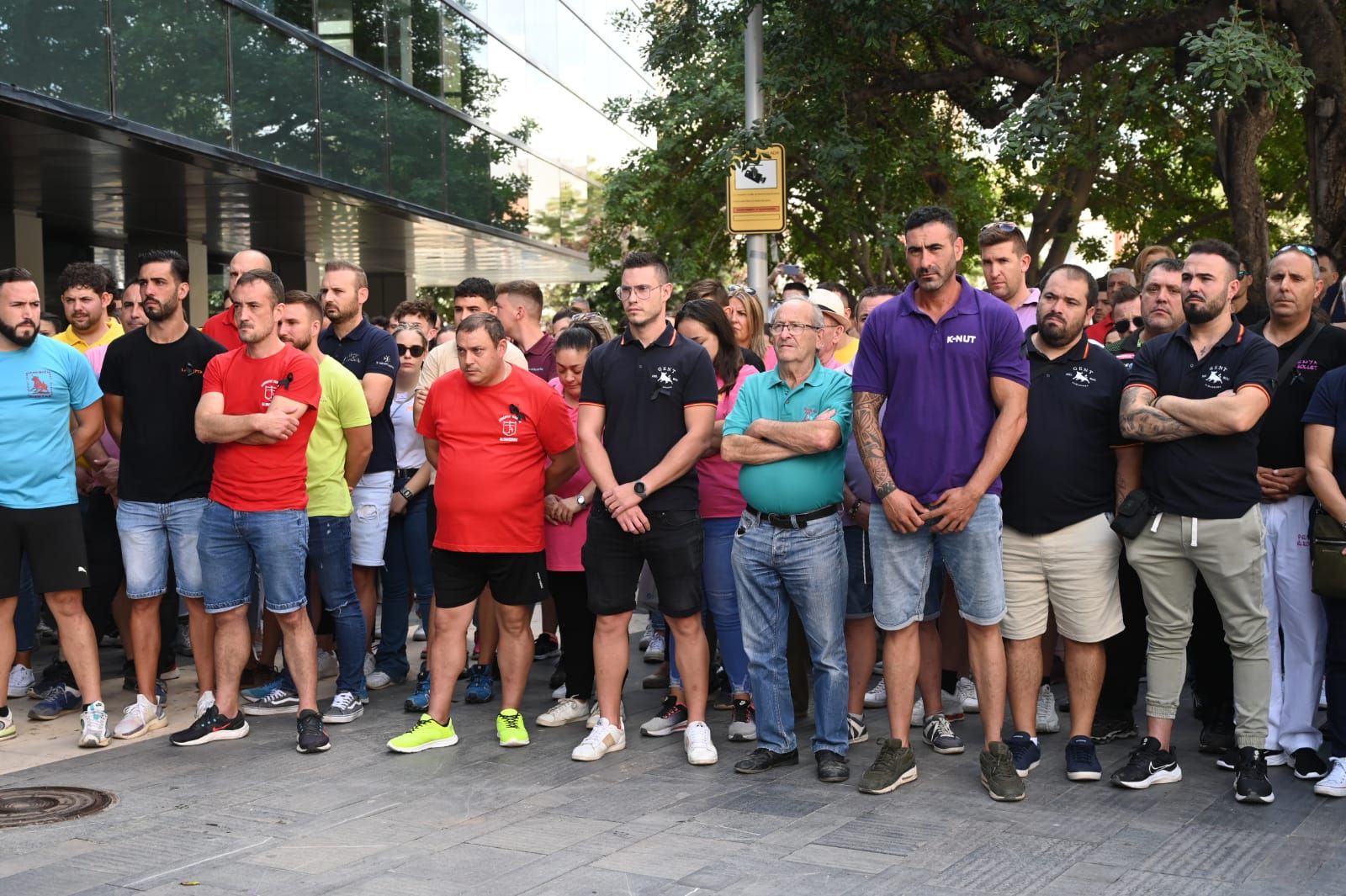 Fotos del minuto de silencio en Almassora en memoria del hombre fallecido en los 'bous al carrer'