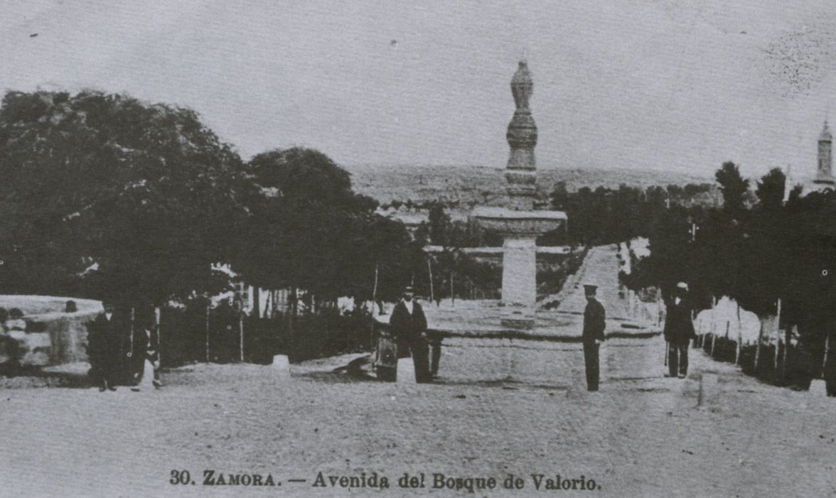 Fuente de los Remedios en la avenida del bosque de valorio. 1930.jpg