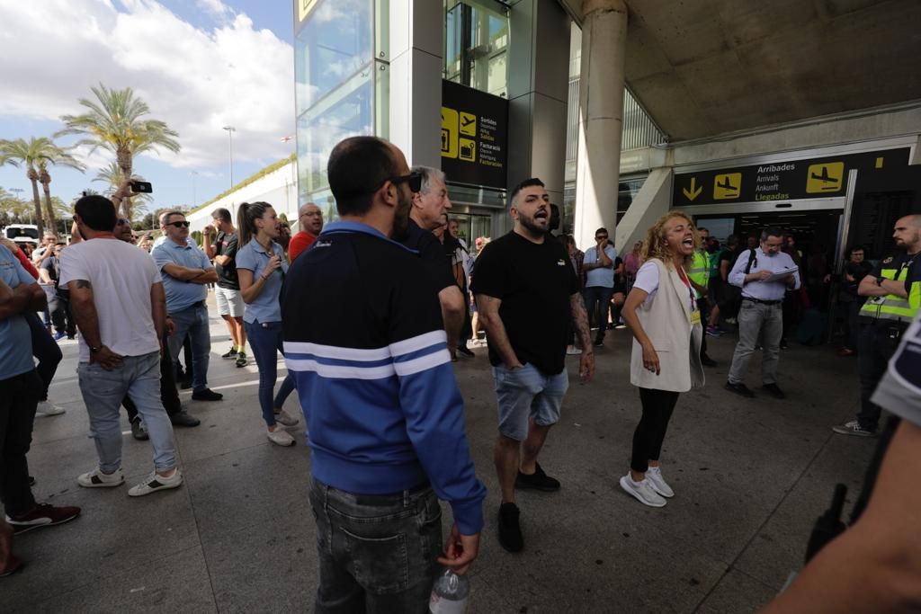 Taxifahrer protestieren am Flughafen Mallorca gegen Piraten-Taxis