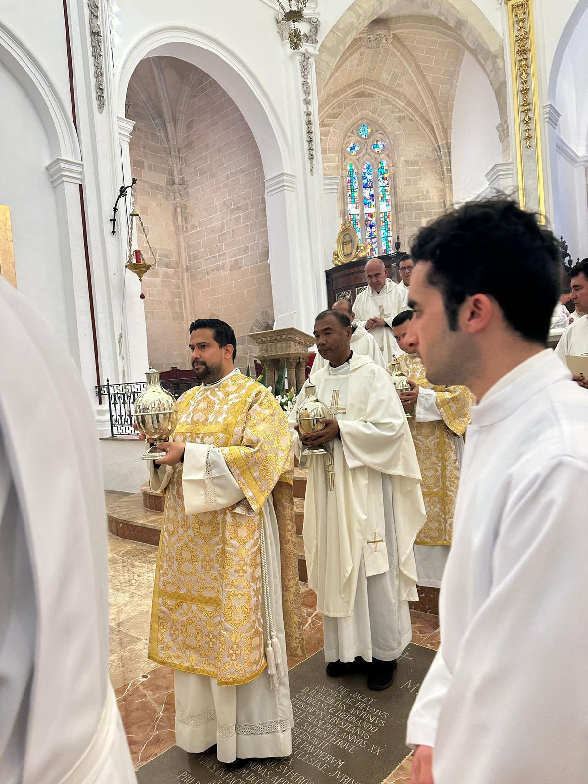 Todas las imágenes de la Misa Crismal en la Catedral de Ibiza.