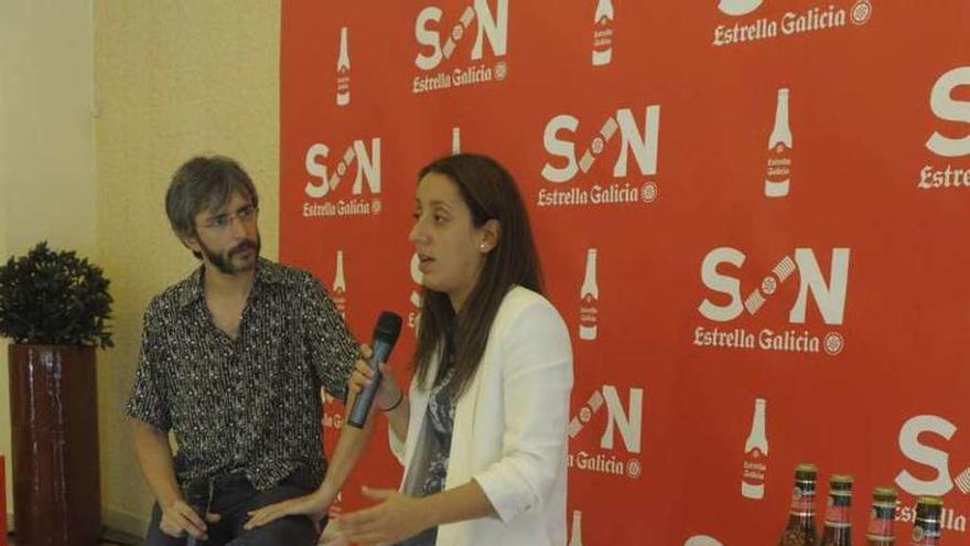 Xoel y la responsable de prensa de Hijos de Rivera, Cecilia Babarro.