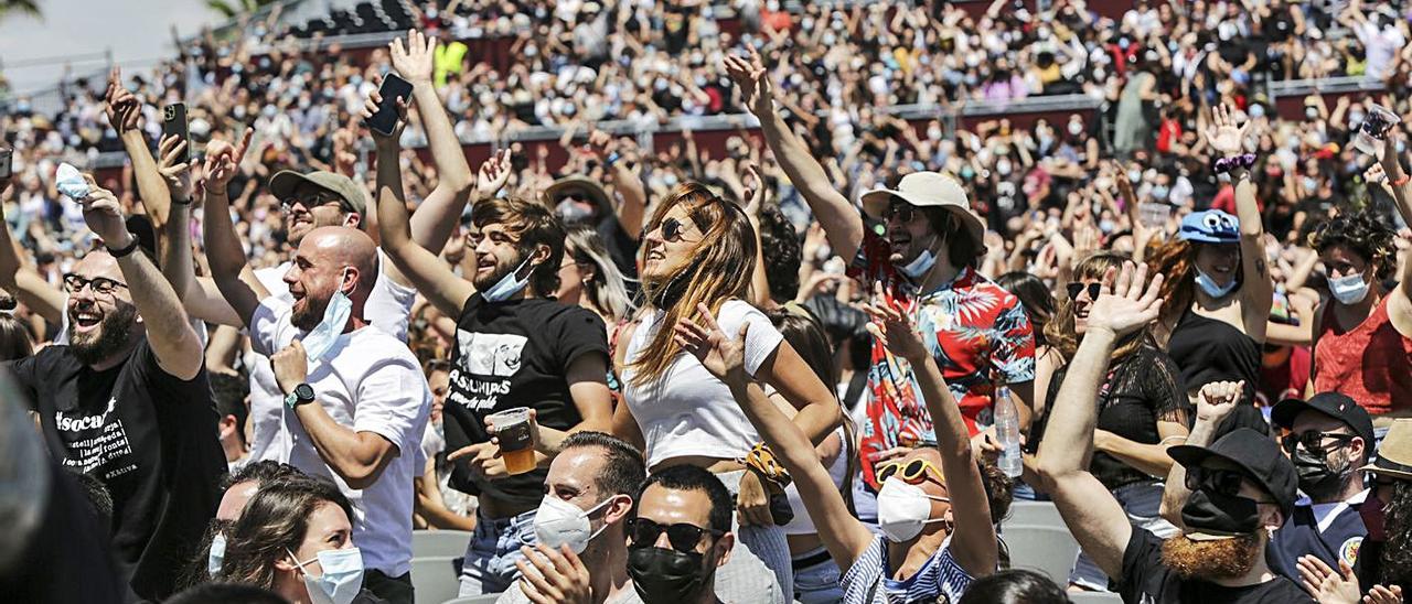 Público durante un concierto celebrado el pasado junio en la Marina Sur de València. | EDUARDO RIPOLL