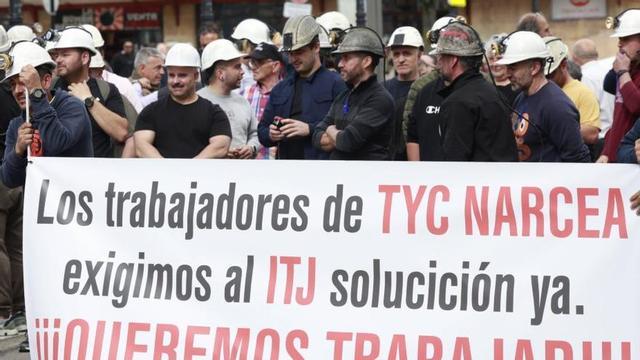 Plantilla de Tyc Narcea, en una protesta sobre su futuro.
