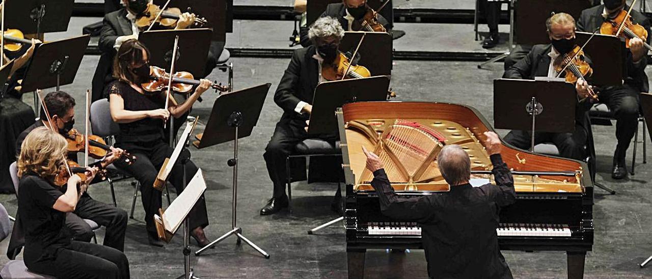 Sobre estas líneas, dos instantes del recital de ayer en la Sala Sinfónica del Auditorio de Tenerife en el que se puede ver al maestro Zacharias al piano y dirigiendo a la Orquesta Sinfónica de Tenerife, que tiene su próxima cita con el público fijada el viernes 17 de septiembre.