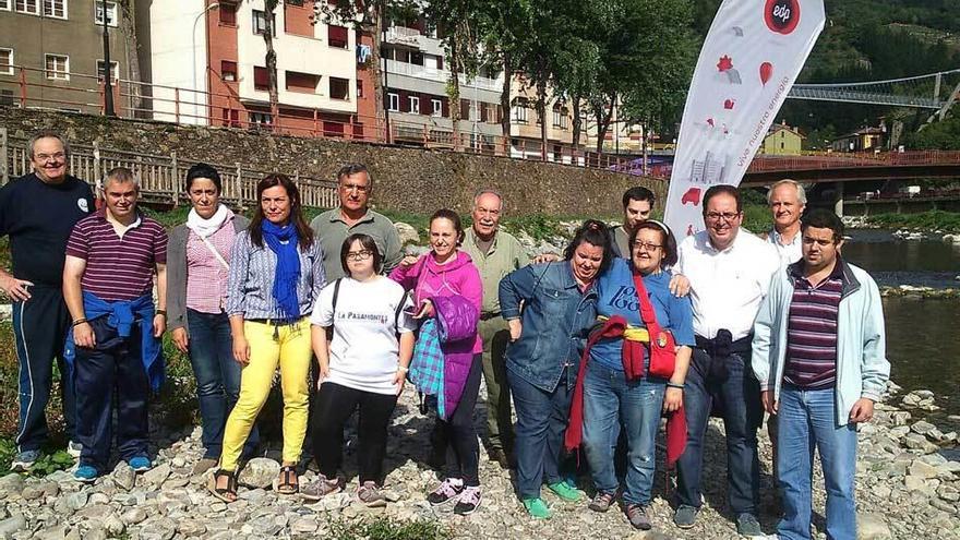 Los alumnos del centro de apoyo a la discapacidad (CAI) de Penlés, durante la suelta de truchas.