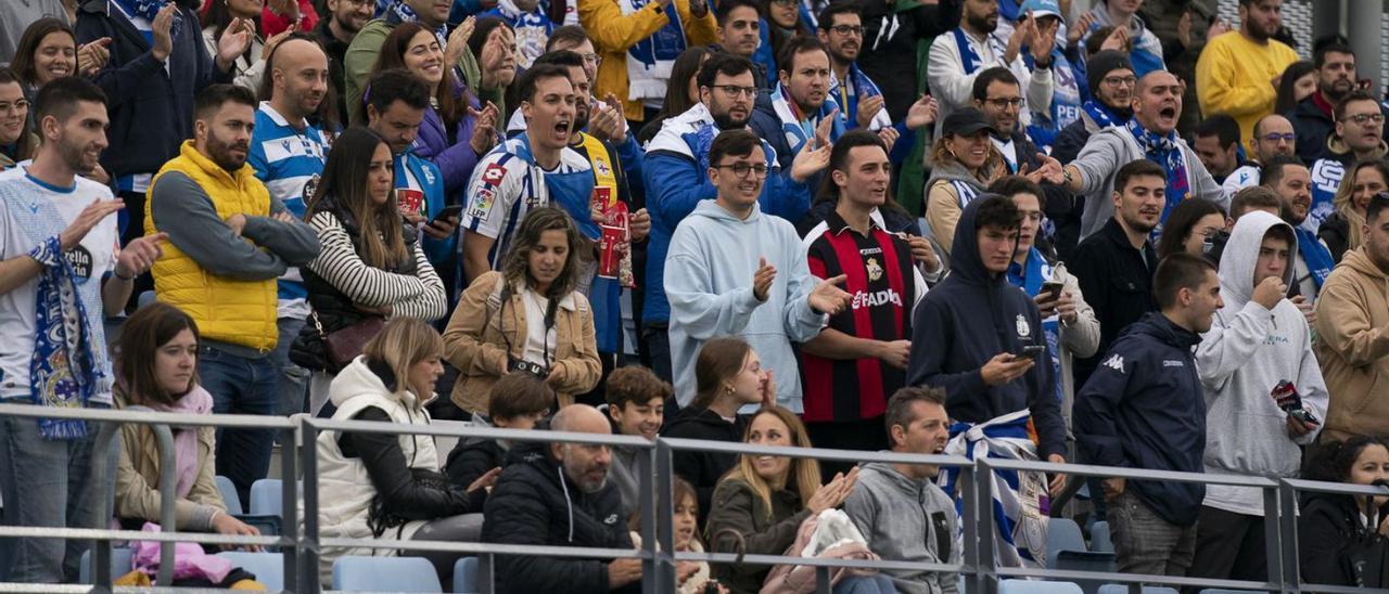 Aficionados blanquiazules el pasado domingo en Valdebebas durante el Castilla-Deportivo. |  // LOF