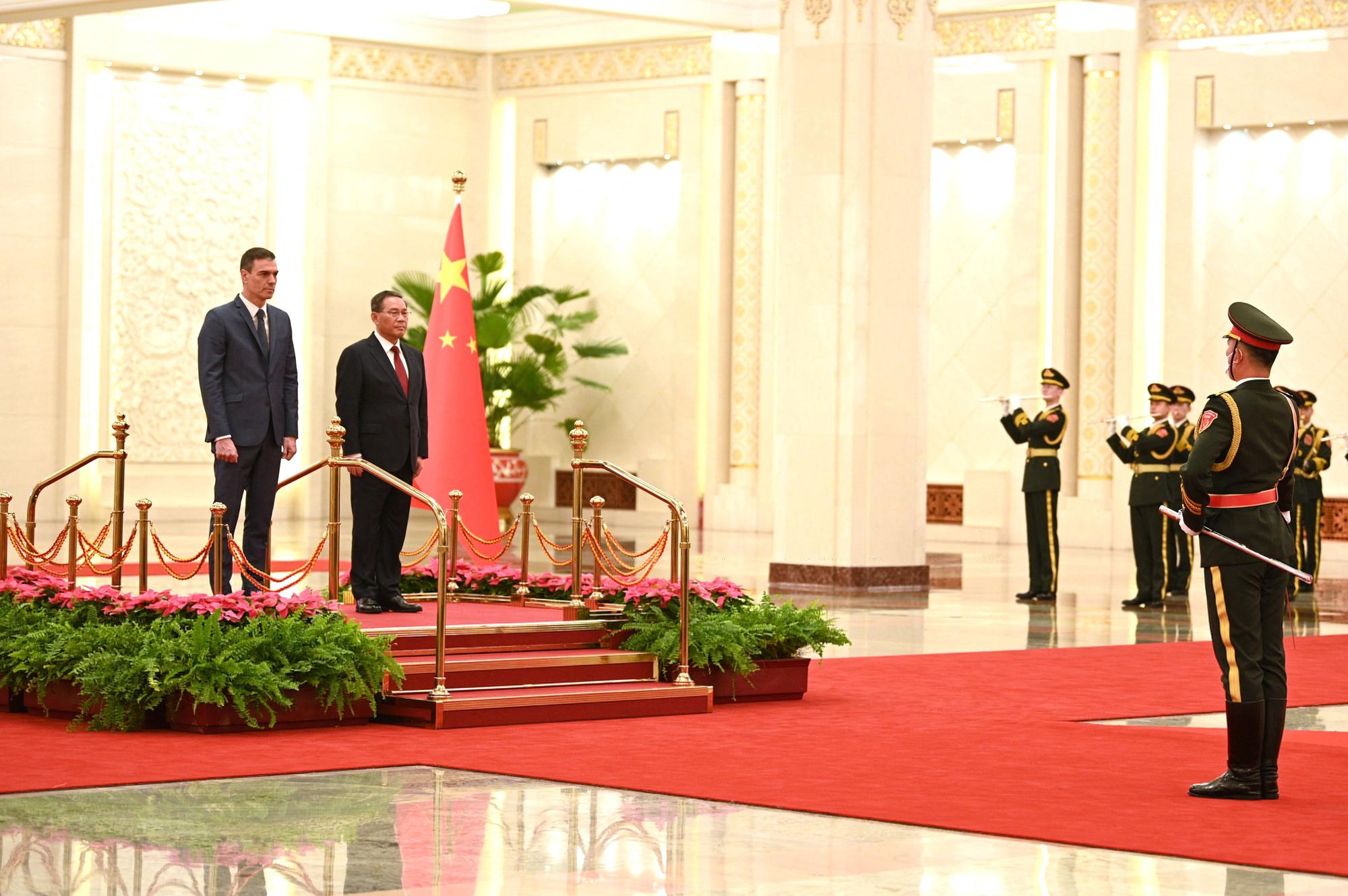 Chinese Premier Li Qiang meets Spanish Prime Minister Pedro Sanchez in Beijing