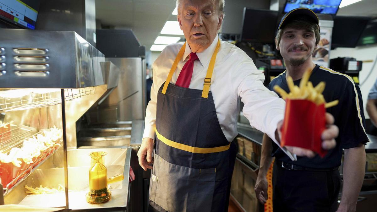 Il candidato repubblicano alle presidenziali, l\'ex presidente Donald Trump, lavora in un McDonald\'s