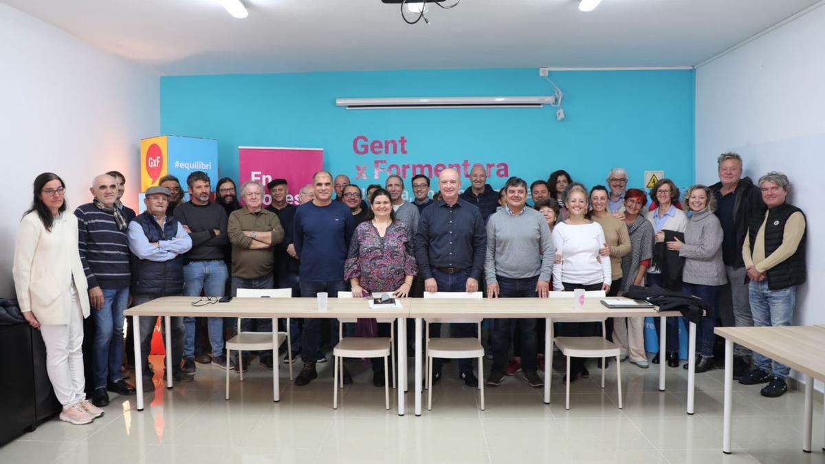 Foto de grupo de los politicos absueltos y parte de la militancia de GxF.