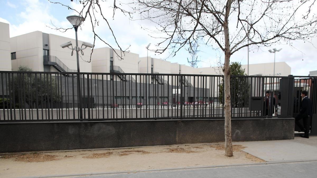 zentauroepp52610897 verja que rodea el colegio de madrid donde un maestro ha sid200303173337 zentauroepp52610897 verja que rodea el colegio de madrid donde un maestro ha sid200303173337
