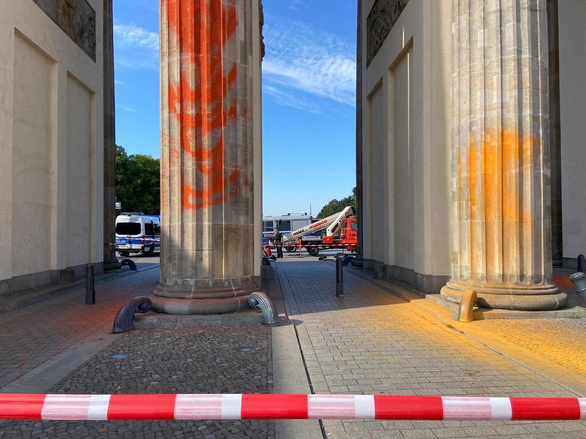 Berlín limpia la Puerta de Brandeburgo tras la protesta de activistas climáticos