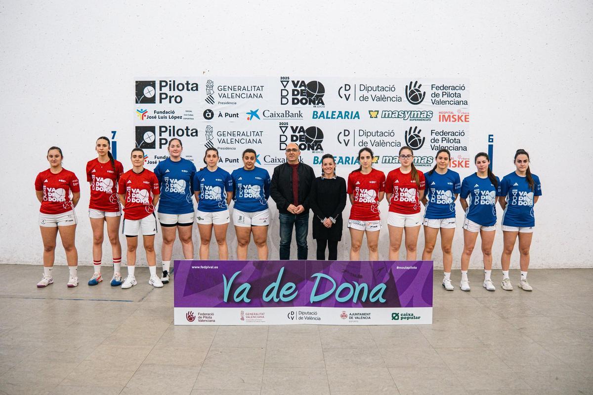 Els quatre equips participants al Trofeu Va de Dona, amb Vicent Molines i Belén Puchal.