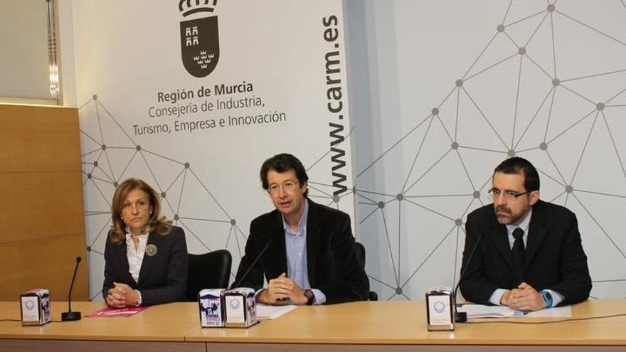 El consejero de Turismo, Juan Carlos Ruiz,  junto a la presidenta de Hostemur, Soledad Díaz, y el director de Márketing de Zambú (empresa fabricante de las servilletas), Fulgencio Egea.